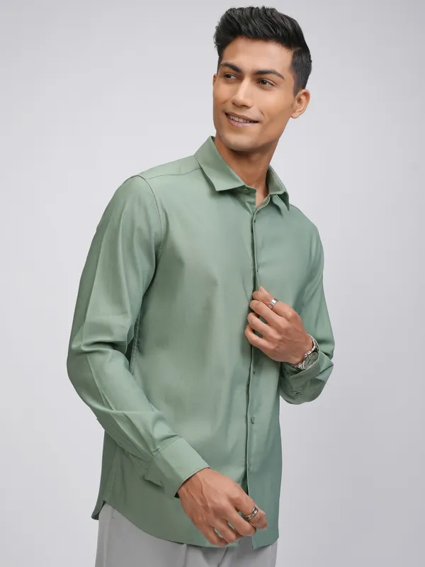 Highlander Men Green Solid Slim Fit Casual Shirt