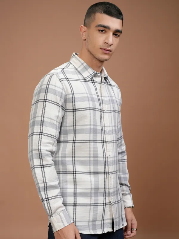 Highlander Men Off White Checked Slim Fit Casual Shirt