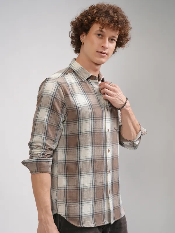 Highlander Men Cream Checked Slim Fit Casual Shirt