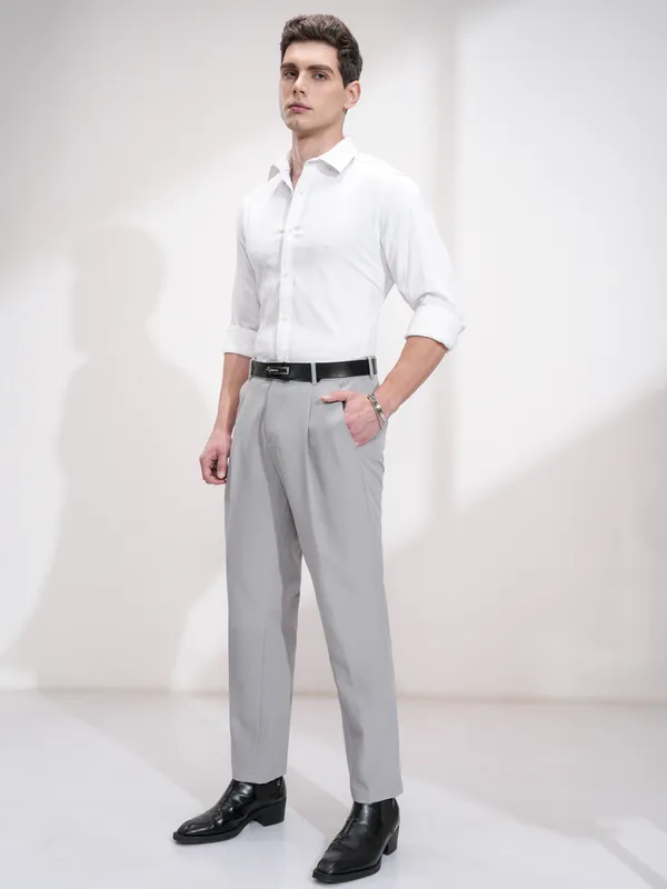 Highlander Men White Solid Slim Fit Casual Shirt