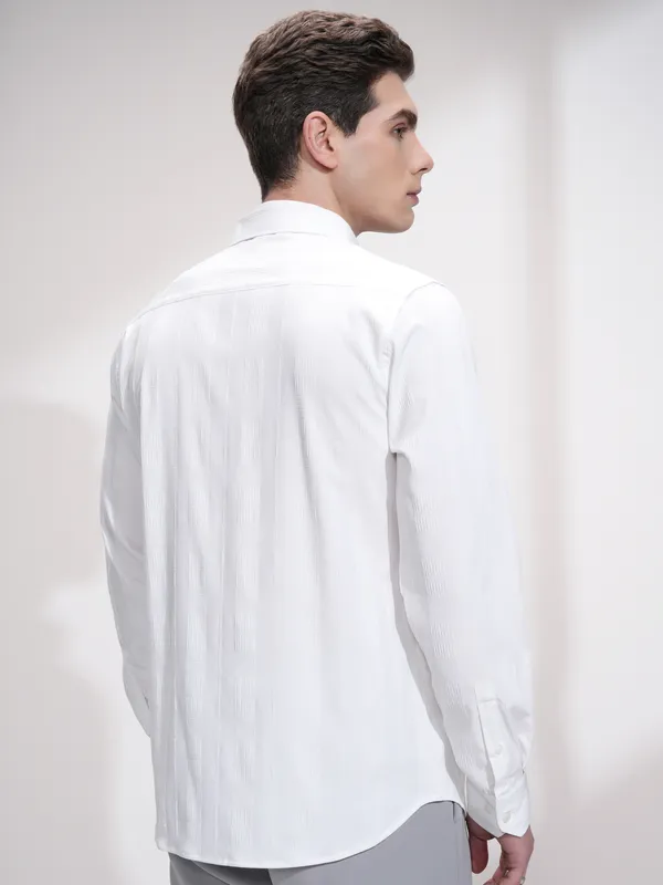 Highlander Men White Solid Slim Fit Casual Shirt