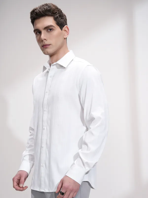 Highlander Men White Solid Slim Fit Casual Shirt
