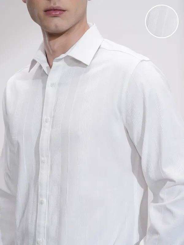 Highlander Men White Solid Slim Fit Casual Shirt