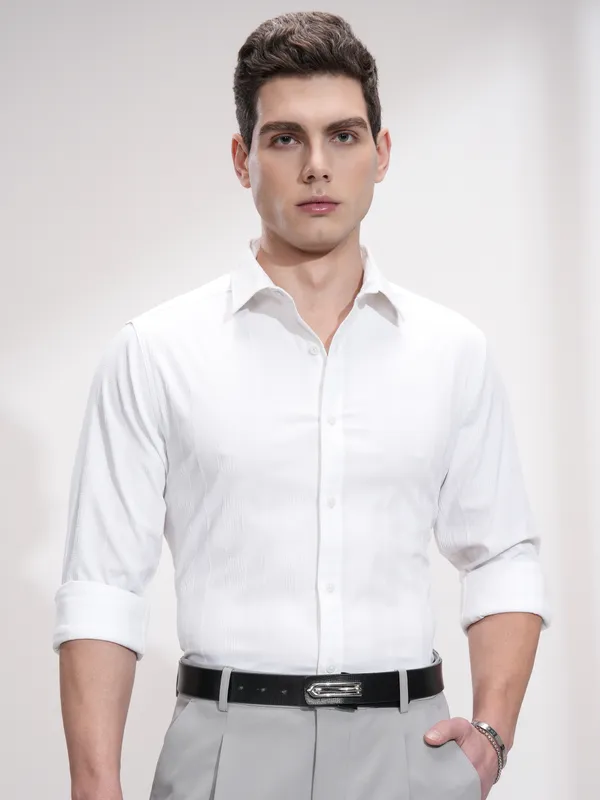 Highlander Men White Solid Slim Fit Casual Shirt