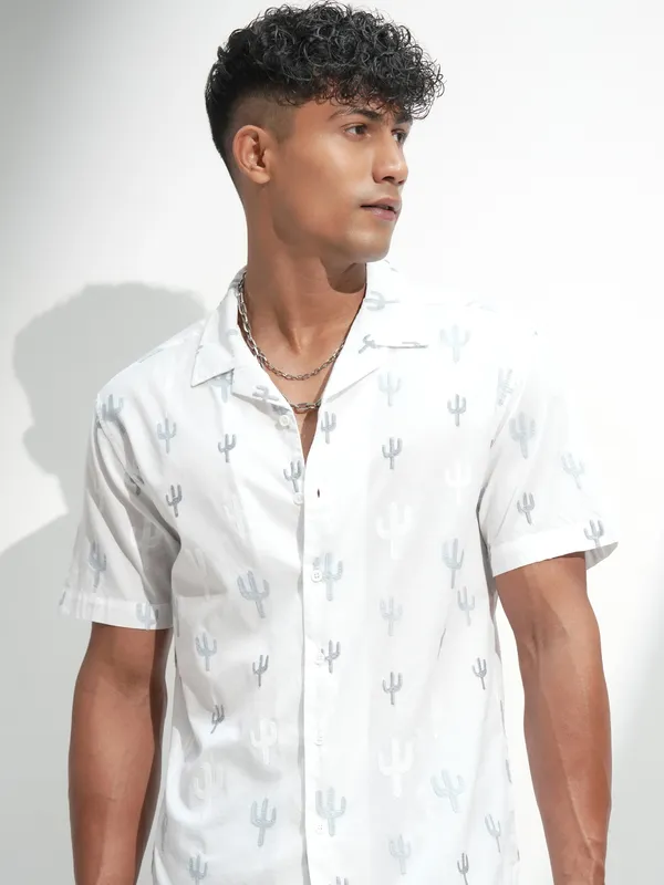 Highlander Men White Printed Relaxed Fit Casual Shirt