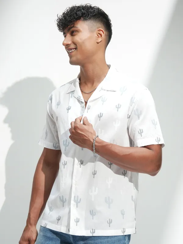 Highlander Men White Printed Relaxed Fit Casual Shirt