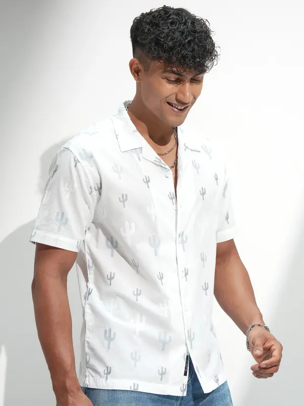 Highlander Men White Printed Relaxed Fit Casual Shirt