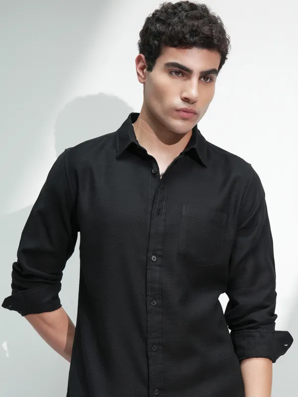 Highlander Men Black Solid Slim Fit Casual Shirt