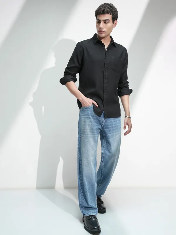 Highlander Men Black Solid Slim Fit Casual Shirt