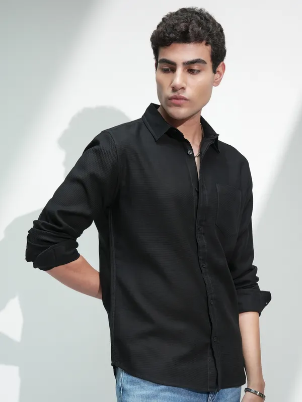 Highlander Men Black Solid Slim Fit Casual Shirt
