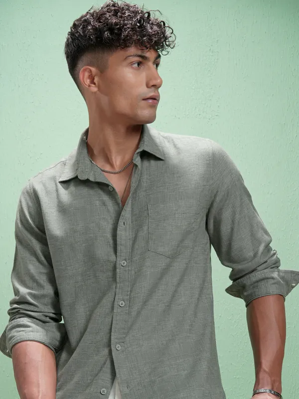 Highlander Men Olive Solid Slim Fit Casual Shirt