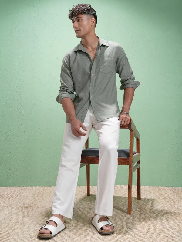 Highlander Men Olive Solid Slim Fit Casual Shirt