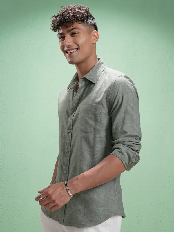 Highlander Men Olive Solid Slim Fit Casual Shirt