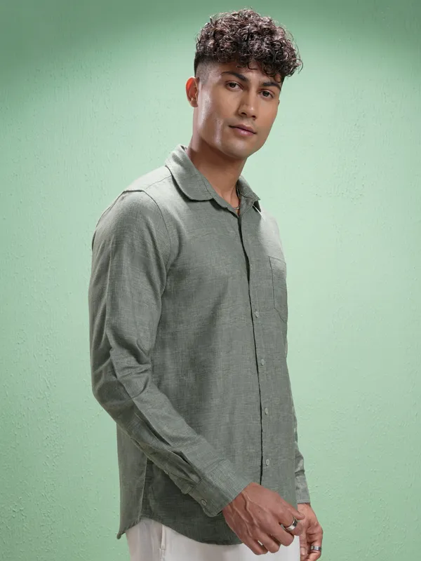 Highlander Men Olive Solid Slim Fit Casual Shirt