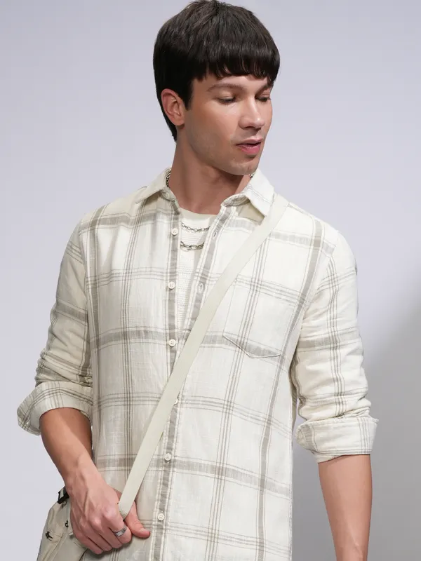 Highlander Men Cream Checked Slim Fit Casual Shirt