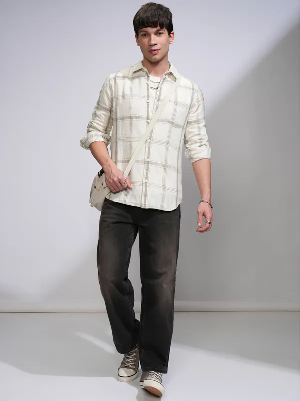 Highlander Men Cream Checked Slim Fit Casual Shirt