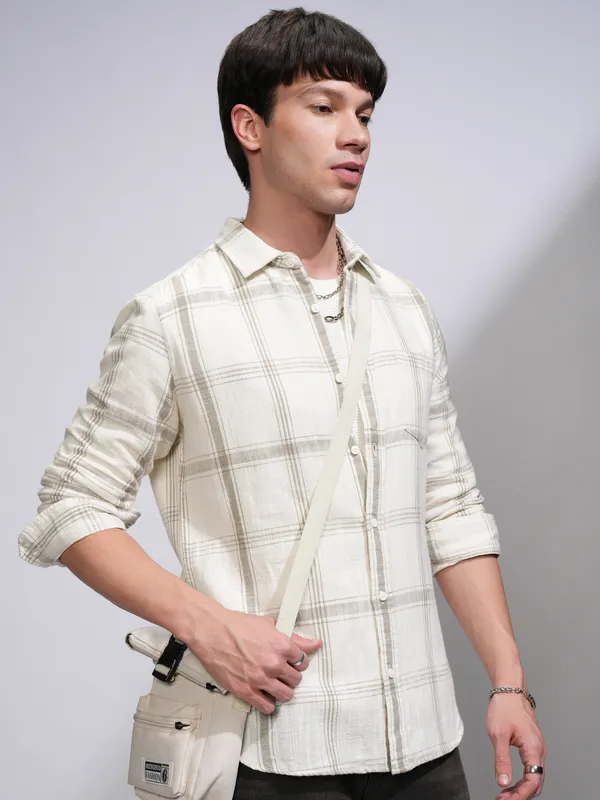 Highlander Men Cream Checked Slim Fit Casual Shirt