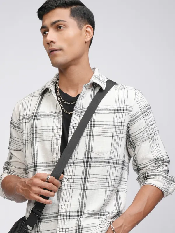 Highlander Men Off White Checked Slim Fit Casual Shirt