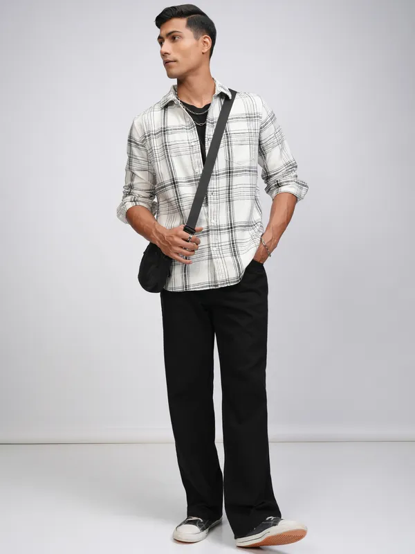 Highlander Men Off White Checked Slim Fit Casual Shirt