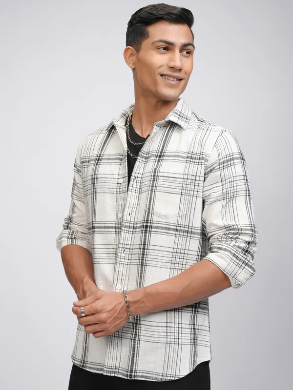 Highlander Men Off White Checked Slim Fit Casual Shirt