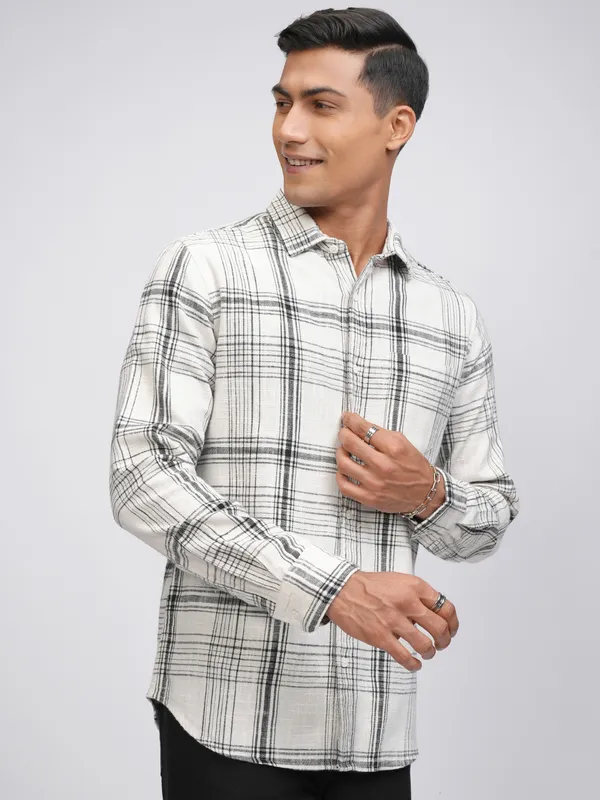 Highlander Men Off White Checked Slim Fit Casual Shirt