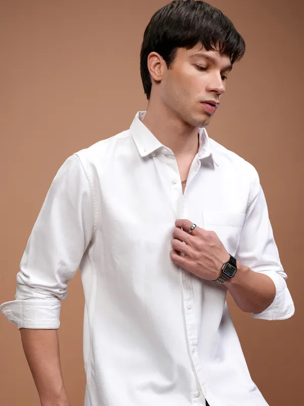 Highlander Men White Solid Slim Fit Casual Shirt