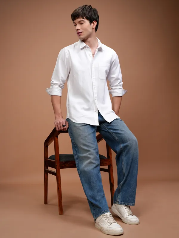 Highlander Men White Solid Slim Fit Casual Shirt
