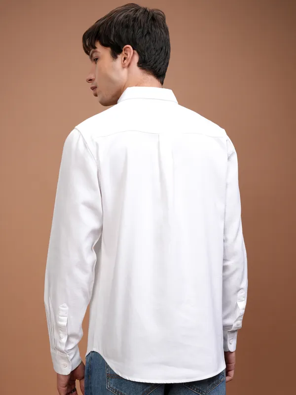 Highlander Men White Solid Slim Fit Casual Shirt