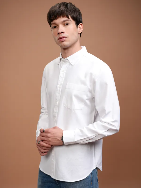 Highlander Men White Solid Slim Fit Casual Shirt