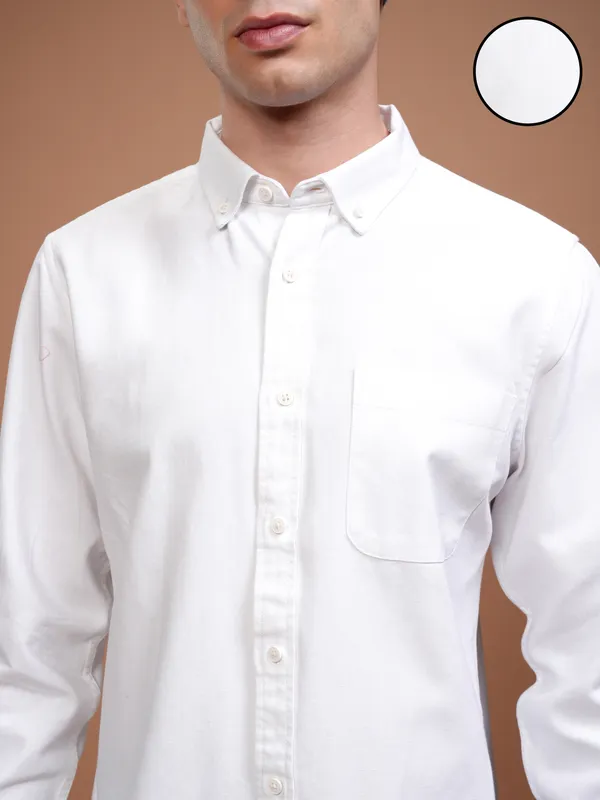 Highlander Men White Solid Slim Fit Casual Shirt