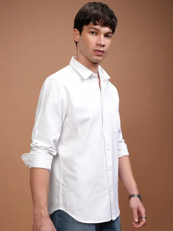 Highlander Men White Solid Slim Fit Casual Shirt