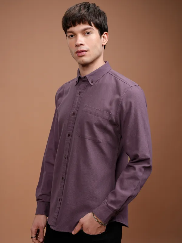 Highlander Men Mauve Solid Slim Fit Casual Shirt