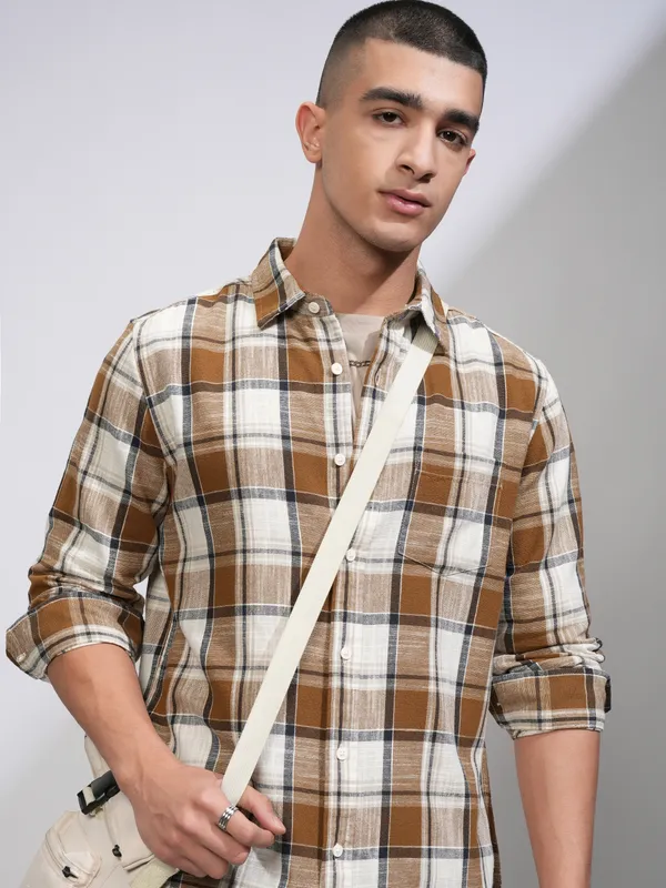 Highlander Men Cream Checked Slim Fit Casual Shirt