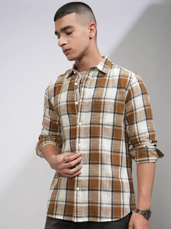 Highlander Men Cream Checked Slim Fit Casual Shirt