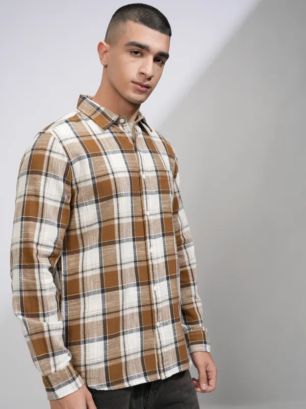 Highlander Men Cream Checked Slim Fit Casual Shirt