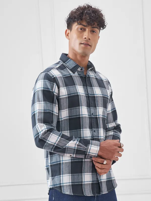Highlander Men Navy Blue Checked Slim Fit Casual Shirt