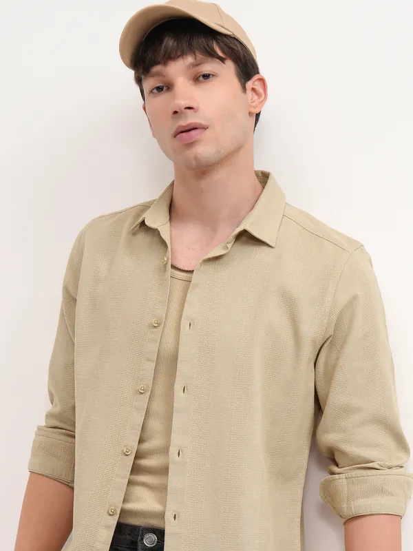 Highlander Men Beige Solid Slim Fit Casual Shirt