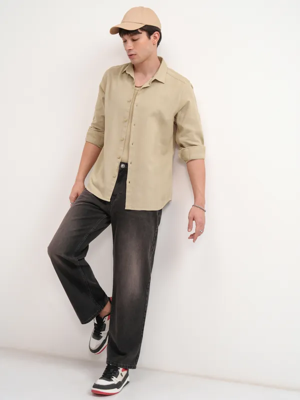 Highlander Men Beige Solid Slim Fit Casual Shirt