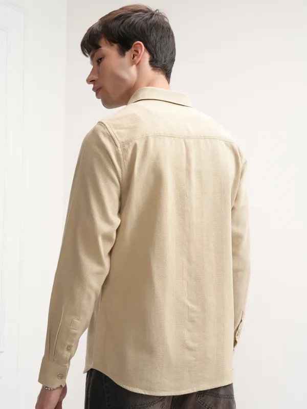 Highlander Men Beige Solid Slim Fit Casual Shirt