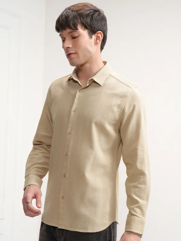 Highlander Men Beige Solid Slim Fit Casual Shirt