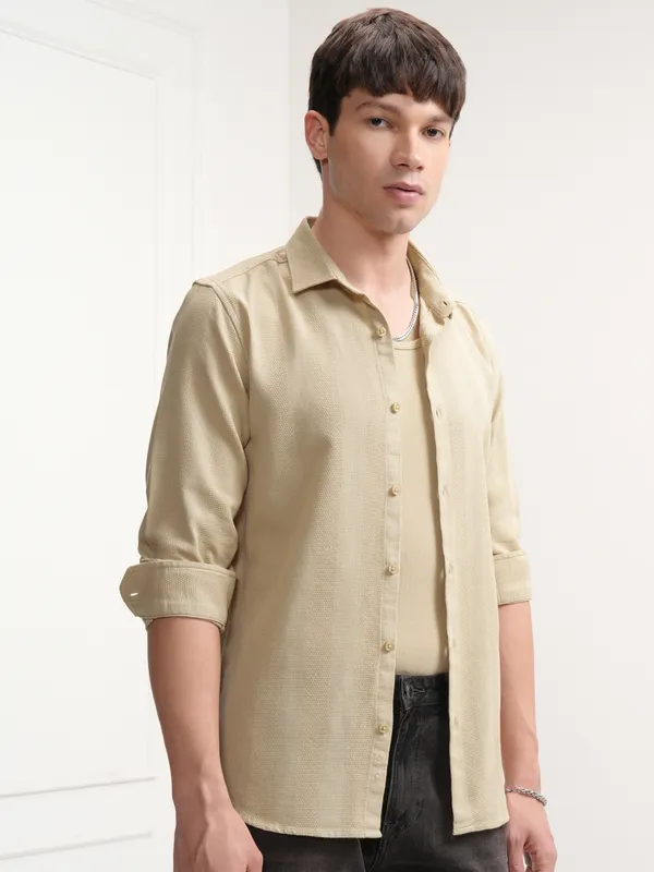 Highlander Men Beige Solid Slim Fit Casual Shirt