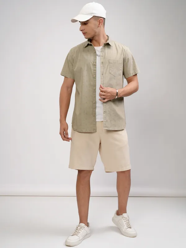 Highlander Men Olive Solid Slim Fit Casual Shirt
