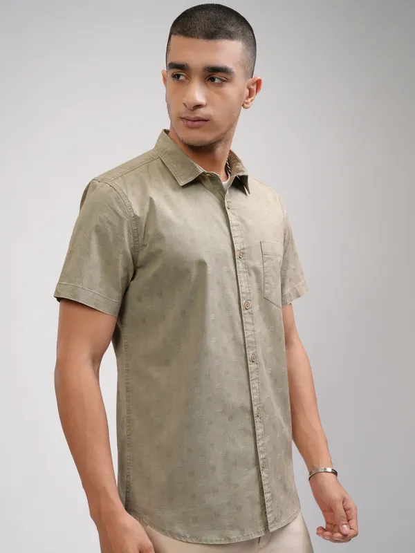 Highlander Men Olive Solid Slim Fit Casual Shirt