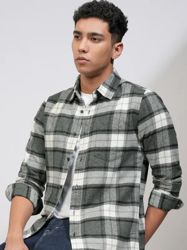 Highlander Men Off White Checked Slim Fit Casual Shirt