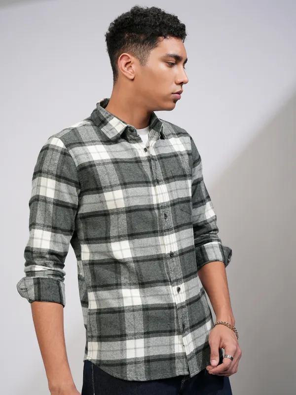 Highlander Men Off White Checked Slim Fit Casual Shirt