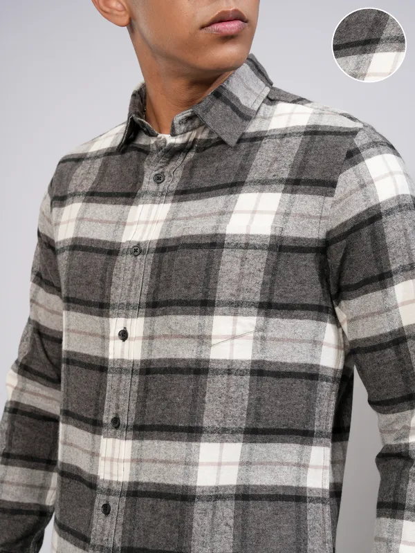 Highlander Men Off White Checked Slim Fit Casual Shirt