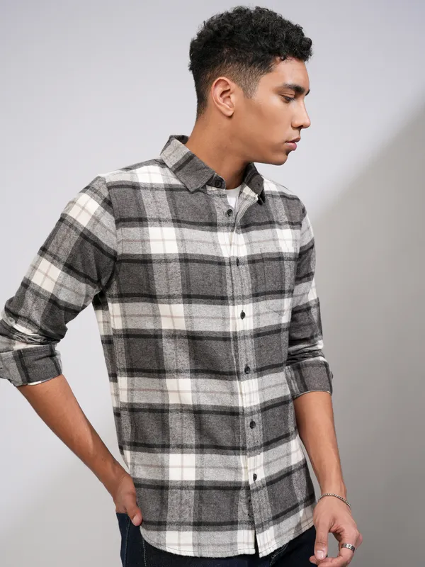 Highlander Men Off White Checked Slim Fit Casual Shirt