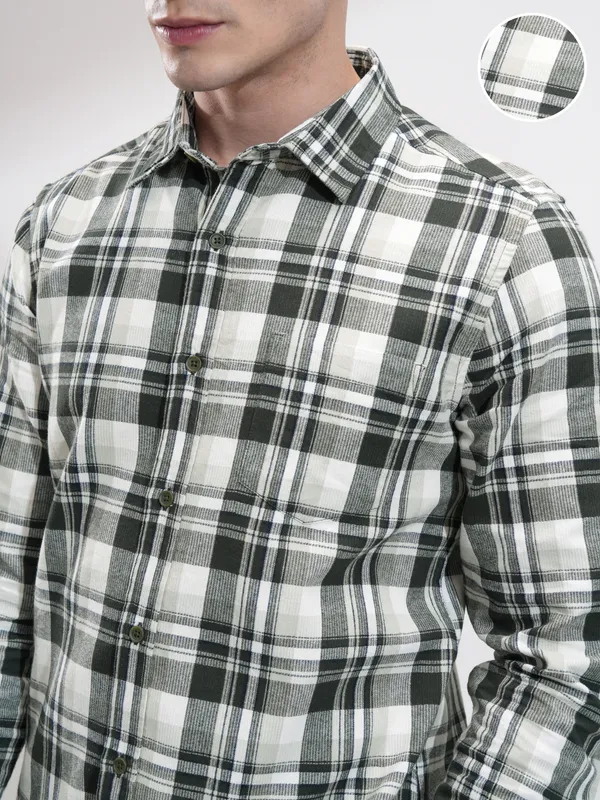 Highlander Men Off White Checked Relaxed Fit Casual Shirt