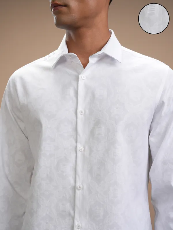 Highlander Men White Solid Slim Fit Casual Shirt