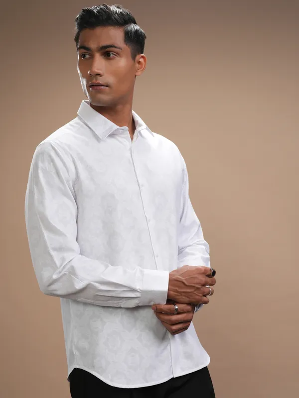 Highlander Men White Solid Slim Fit Casual Shirt